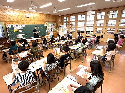 石垣島 登野城小学校 最後の校舎内の記録映像 - YouTube